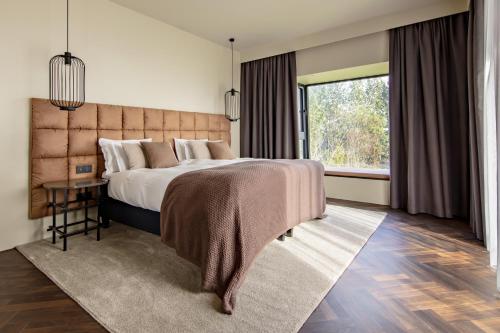 ゲイシールにあるHotel Geysirのベッドルーム(大型ベッド1台、窓付)