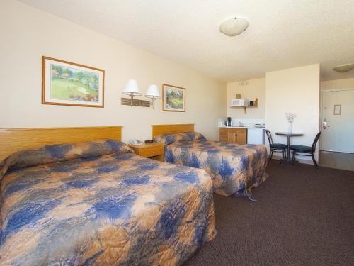 Postel nebo postele na pokoji v ubytování Best Maple Inn - Drayton Valley
