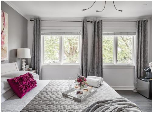 Un dormitorio con una cama grande con flores. en Downtown Luxury Victorian Retreat en Toronto