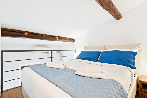 Schlafzimmer mit einem Bett in Blau und Weiß in der Unterkunft Rifredi & Dalmazia Modern Loft in Florenz