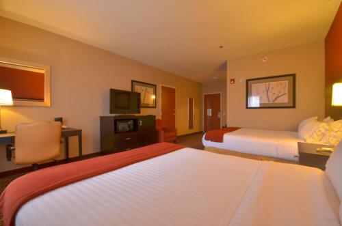 เตียงในห้องที่ Holiday Inn Express & Suites Pine Bluff/Pines Mall, an IHG Hotel