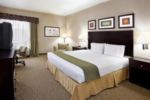 Kama o mga kama sa kuwarto sa Holiday Inn Express Hotel & Suites Cleveland-Streetsboro, an IHG Hotel