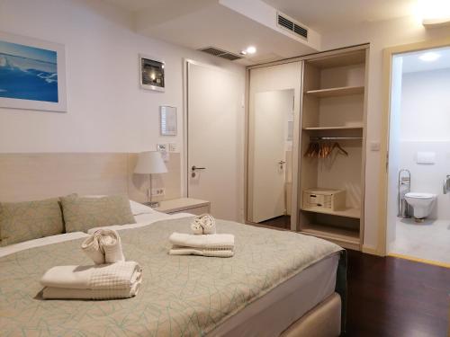 Ліжко або ліжка в номері Hotel Borovnik