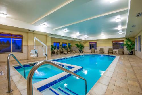 een zwembad in een hotellobby met tafels en stoelen bij Holiday Inn Express Hotel Vernal, an IHG Hotel in Vernal