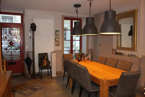 une salle à manger avec une table et des chaises en bois dans l'établissement La Maison de Juliette, à Granville