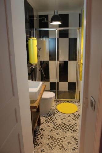 une salle de bain avec un lavabo, des toilettes et une douche dans l'établissement La Maison de Juliette, à Granville