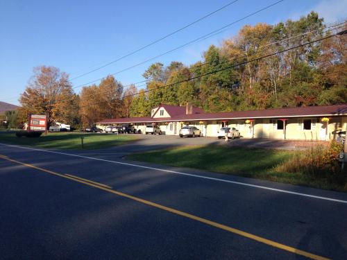 an empty road in front of a large building at Sleep Woodstock Motel in Woodstock