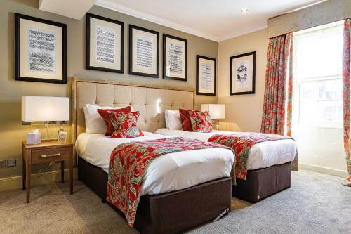 Ένα ή περισσότερα κρεβάτια σε δωμάτιο στο The Castle Hotel, Conwy, North Wales - The Coaching Inn Group