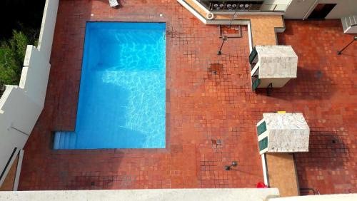 Výhled na bazén z ubytování Lila Ocean View Apartment nebo okolí