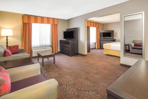Телевизор и/или развлекательный центр в Muncie Place Hotel & Suites