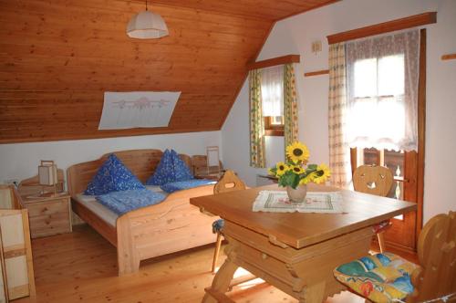 ein Wohnzimmer mit einem Sofa und einem Tisch in der Unterkunft Ferienhaus Bettina Rassis Feriendorf Donnersbachwald in Donnersbachwald