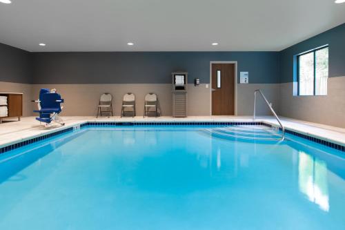 a large swimming pool in a hotel room at Holiday Inn Express & Suites - Camas by IHG in Camas