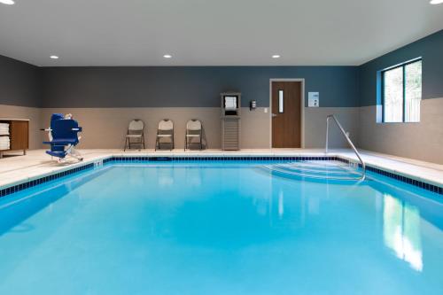 a large swimming pool in a hotel room at Holiday Inn Express & Suites - Camas, an IHG Hotel in Camas