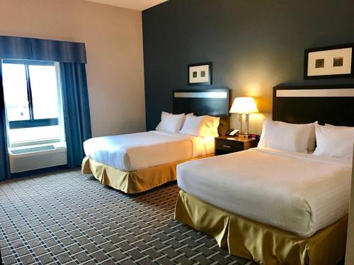Uma cama ou camas num quarto em Holiday Inn Express & Suites Morton Peoria Area, an IHG Hotel