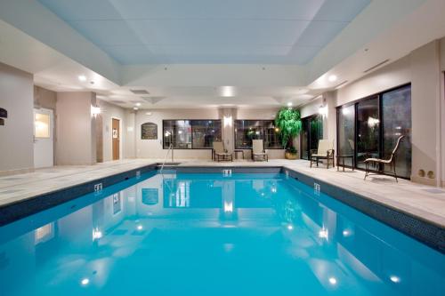 uma piscina com água azul num edifício em Holiday Inn Express & Suites Newport News, an IHG Hotel em Newport News