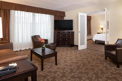 TV a/nebo společenská místnost v ubytování Holiday Inn and Suites Charleston West by IHG