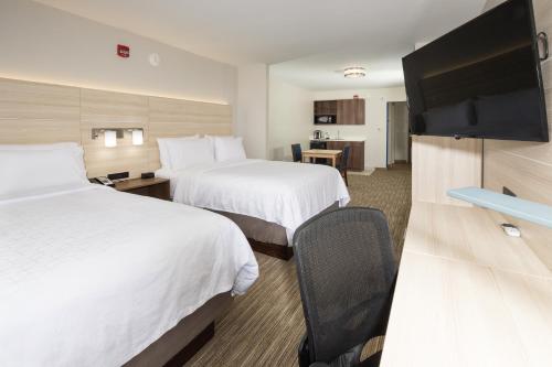 Télévision ou salle de divertissement dans l'établissement Holiday Inn Express & Suites - Portage by IHG