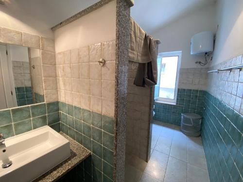W łazience znajduje się umywalka i prysznic. w obiekcie Stella di Mare la Ciaccia w mieście Codaruina