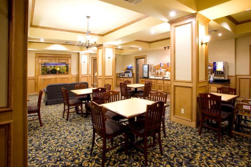 Reštaurácia alebo iné gastronomické zariadenie v ubytovaní Holiday Inn Express & Suites - Jourdanton-Pleasanton, an IHG Hotel