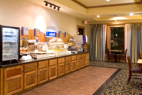 a restaurant with a counter with food on it at Holiday Inn Express & Suites - Jourdanton-Pleasanton by IHG in Jourdanton