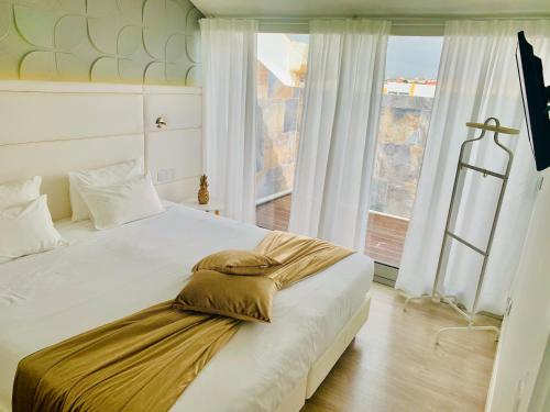 Urban Apart - Azores tesisinde bir odada yatak veya yataklar