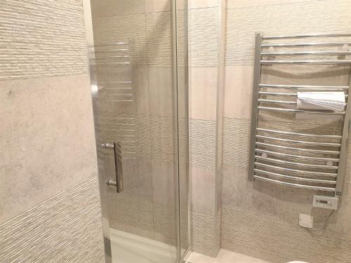 une douche avec une porte vitrée dans une salle de bain dans l'établissement STUDIO HYPERCENTRE-405, à Nice