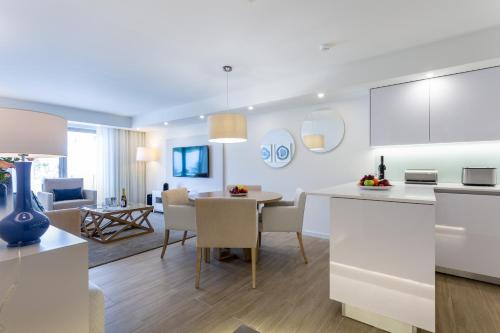 a kitchen and living room with a table and chairs at Quinta do Lago Country Club in Quinta do Lago