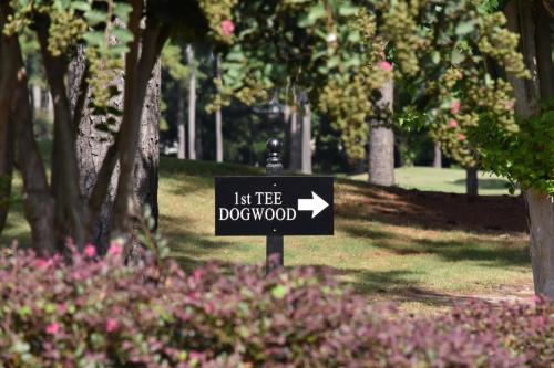 un panneau dans un parc avec un panneau laissant le chien faire la queue dans l'établissement Family Condo 1504M with Golf Course, à Calabash