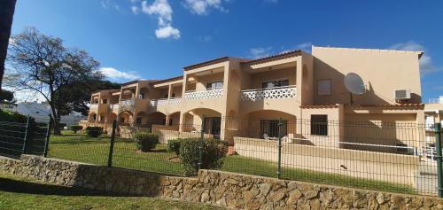 una grande casa con una recinzione di fronte di Apartamentos Mar-Sol Villas a Vilamoura