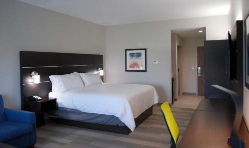 Säng eller sängar i ett rum på Holiday Inn Express & Suites White Hall, an IHG Hotel