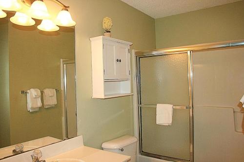 La salle de bains est pourvue d'une douche, de toilettes et d'un lavabo. dans l'établissement 1404 villa, à Calabash