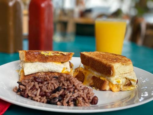 الطعام في الفندق أو بالجوار