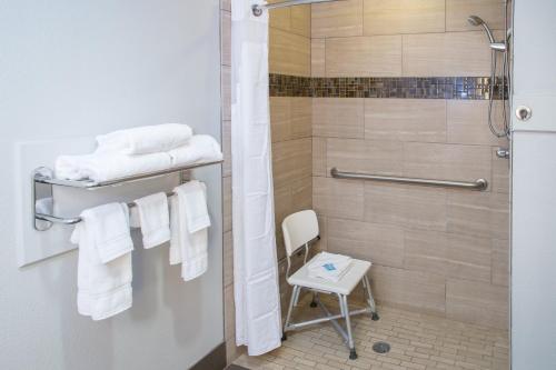 Ένα μπάνιο στο Holiday Inn Express & Suites - Oxford, an IHG Hotel