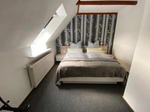 1 dormitorio con 1 cama grande en el ático en De lütte Moehl, en Hollingstedt