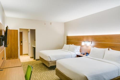 Tempat tidur dalam kamar di Holiday Inn Express & Suites Russellville, an IHG Hotel