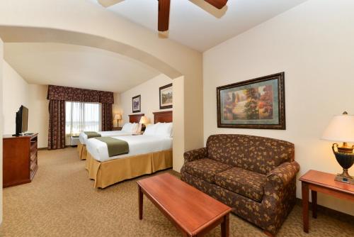 Holiday Inn Express Hotel & Suites Las Cruces, an IHG Hotel tesisinde bir oturma alanı