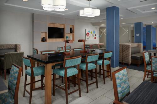 a dining room with a table and chairs at Holiday Inn Express Hotel & Suites Anniston/Oxford by IHG in Oxford