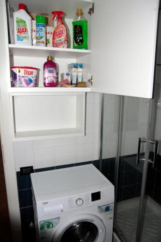 - un lave-linge et un sèche-linge dans une petite salle de bains dans l'établissement Fregoso, à Gênes