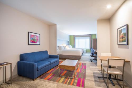 A seating area at Holiday Inn Express & Suites Owings Mills-Baltimore Area, an IHG Hotel