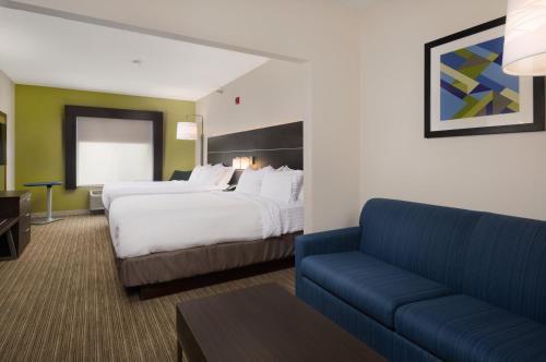 Llit o llits en una habitació de Holiday Inn Express Independence - Kansas City, an IHG Hotel