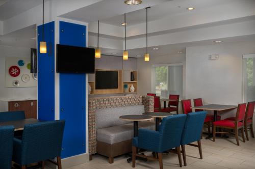 Кухня или мини-кухня в Holiday Inn Express Independence - Kansas City by IHG
