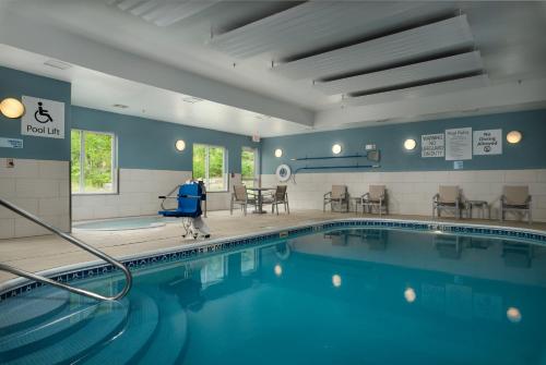 Бассейн в Holiday Inn Express Independence - Kansas City by IHG или поблизости