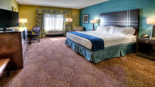 A bed or beds in a room at Holiday Inn Express & Suites Pittsburgh SW/Southpointe, an IHG Hotel