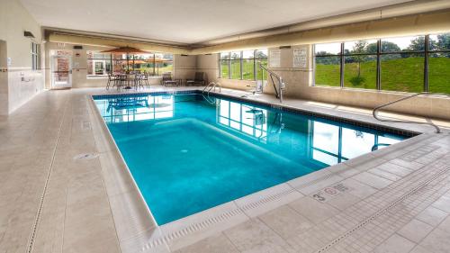 una piscina con agua azul en un edificio en Holiday Inn Express & Suites Pittsburgh SW/Southpointe by IHG, en Canonsburg