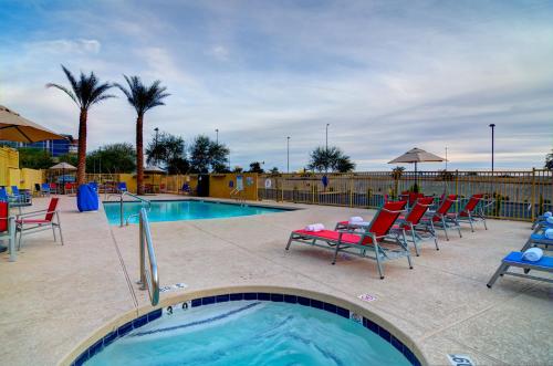 Holiday Inn Express & Suites - Phoenix North - Scottsdale, an IHG Hotel Image