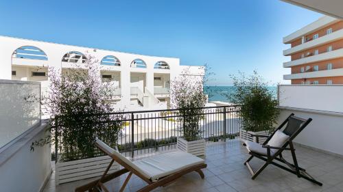 d'un balcon avec deux chaises et une vue sur l'océan. dans l'établissement Rivazzurra Homes - B, à Termoli
