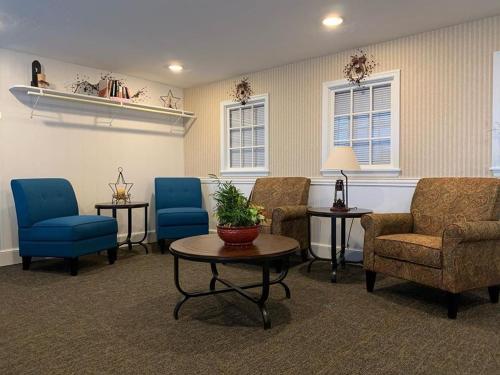 a waiting room with blue chairs and a table and a table at 1863 Inn of Gettysburg in Gettysburg