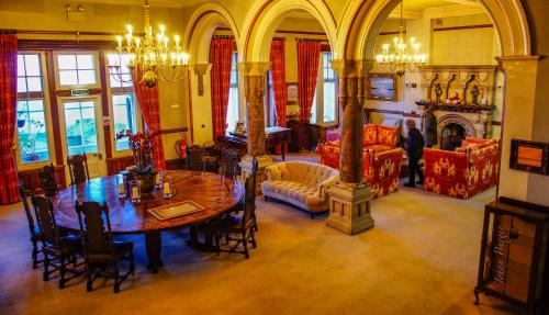 jadalnia ze stołem i krzesłami w obiekcie Camelot Castle Hotel w mieście Tintagel