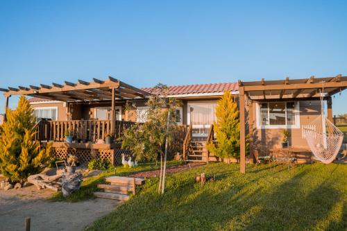 una casa con un patio con un columpio en Luna Del Valle, en Valle de Guadalupe