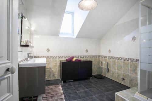 bagno con lavandino e doccia di Maison de ville a Périgueux